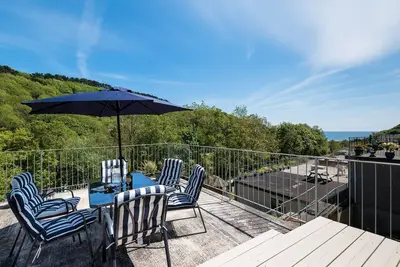 Image de Villa moderne avec de belles vues sur la mer.