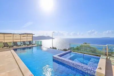 Image de Villa contemporaine avec vue imprenable sur la mer et grand solarium