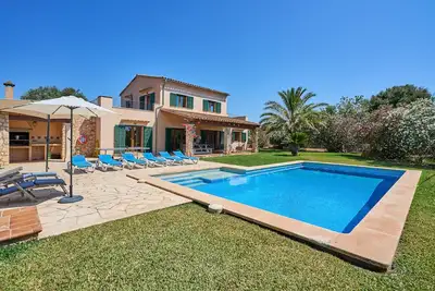 Image de Maison de campagne avec piscine privée dans un quartier calme