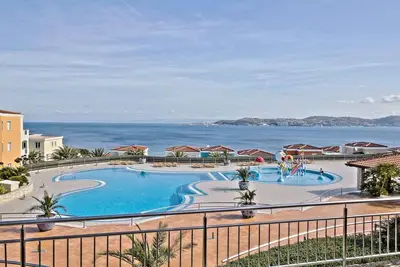 Image de Appartement de vacances avec une piscine extérieure et de la climatisation