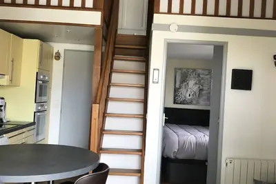 Image de Maison en bord de mer avec piscine.