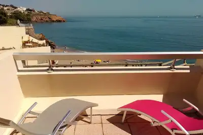 Image de Studio calme face à la mer, grande terrasse juste au dessus de la plage