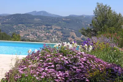 Image de Villa à 2 niveaux sur 5000 m2, avec piscine, 5 mn du golf, 10 mn de Bandol
