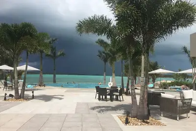 Image de Villa joliment meublée à quelques pas de la piscine et de la plage avec barbecue.