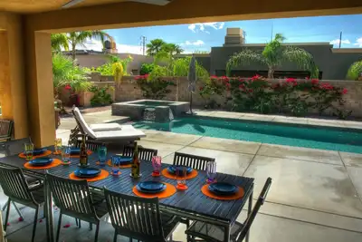 Image de Belle maison moderne, récemment meublée avec piscine, jacuzzi et green. 4b