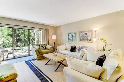 Image de Emplacement fantastique! Condo rénové et relaxant à quelques pas de la piscine et de l'océan!
