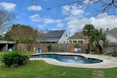 Image de Grand appartement Bywater rénové avec piscine pour 31 jours ou plus!