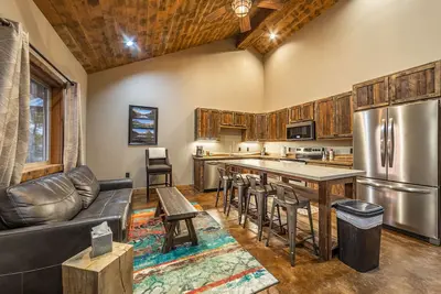 Image de Charming 2bd\/1ba Mt Retreat- sleeps 6 – Just 7 Miles Away From Gnp- #4-Stay Here
