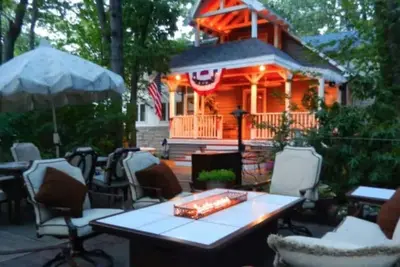 Image de Gigantic Beach House - Porche de style chalet