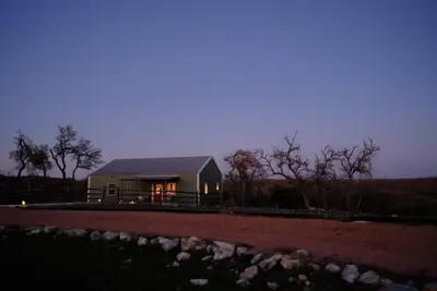 Image de Big Sky Guest House - Profitez des étoiles à Fredericksburg, Tx!