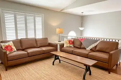Image de 4 min de Liberty: 2 Br \/ 1 Ba appartement à l'étage