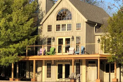 Image de Magnifique chalet de 6 chambres face au coucher du soleil et hangar à bateaux sur le lac central Rosseau