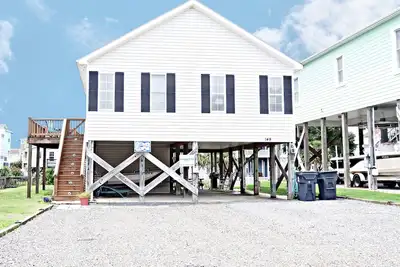 Image de \"Miss Me Yet\" - Cottage au bord de la plage au bord du canal avec quai privé - Apportez le bateau et amenez Fido! Une excellente option Pet Friendly pour vos vacances à la plage!