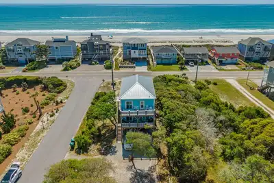 Image de Soundfront avec quai! Magnifiquement nouvelle maison personnalisée 4br / 3ba! Sea Sound Bénédiction
