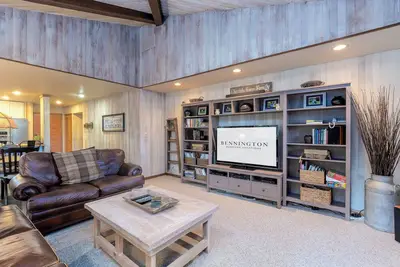 Image de Spa privatif, Marche vers le village, Climatisation, Cheminée à bois - Back06