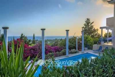 Image de Fabuleuse villa très privée de Coral Bay, vues fantastiques sur la mer, jardin coloré