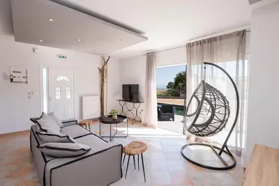 Image de Luxueuse villa ★ Piscine privée ★ 6 couchages ★ Vues sur la mer ★ Parking gratuit