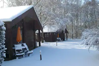 Image de Piscine intérieure chauffée, magnifique lodge de 2 chambres situé dans un bois.