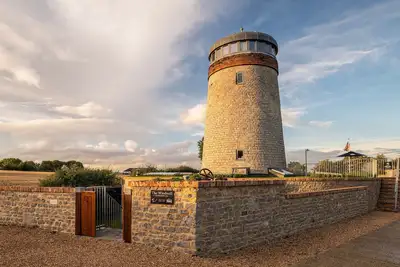 Image de Moulin Ă vent historique avec vue panoramique, escapade parfaite pour deux