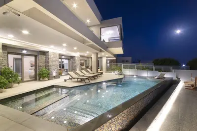 Villa de 10 chambres au bord de la mer avec piscine à débordement et spa dans le sud-est de la Crète