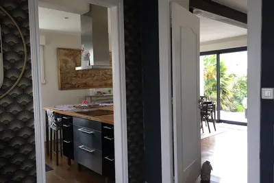 Image de maison familiale avec jardin arboré clos au centre de Vannes