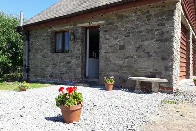 Image de Cozy, maison de pierre autonome intelligente, 1000 pieds de haut