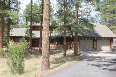 Image de Ponderosa Pines Lodge, belle et spacieuse maison, animaux acceptés, 13 personnes