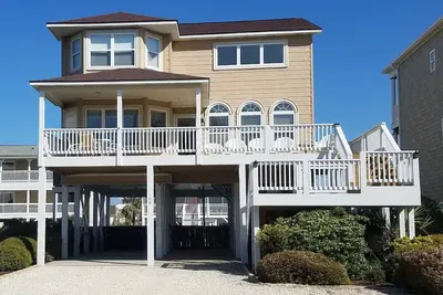 Image de Grande maison spacieuse de 2e rangée avec piscine privée dans un emplacement parfait
