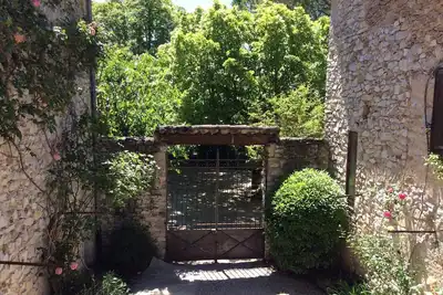 Image de Une ancienne ferme en pierre avec une cour et un vignoble dans un premier siècle-ville romaine