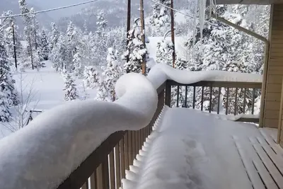 Image de Grand 8 Bdrm à la maison! 5. 5 salles de bain, 6 téléviseurs, 10 lits, 10 vélos et plus, porte-skis / skis. Parking 8