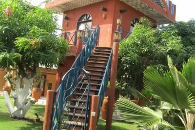 Image de La Tour Rouge, maison de luxe Ă la location dans un site d'exception de 1700 m2