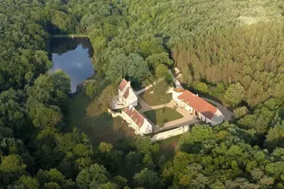 Image de Gîte \"L'Anglin\" dans Domaine de 160 ha avec Piscine chauffée, Spa-Sauna