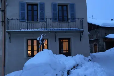 Image de Ski dans une maison française de luxe à 800 mètres des remontées mécaniques principales, exposition sud, vue