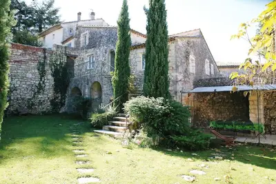 Image de Belle maison de village rénovée avec jardin et piscine privée. Endroit paisible