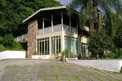 Image de maison terrain avec Fish-Pay à la porte