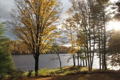 Image de Privé élégant Accueil Waterfront, 4 Acres, Vues! Fam bienvenus!