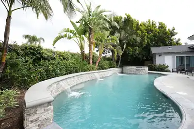 Image de 4 chambres, 3 salles de bain Pool Home