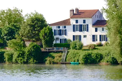 Image de Belles 18ème siècle cottages indépendants sur les rives de la rivière Lot