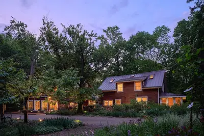 Image de Superbe auberge sur 30 acres avec piscine, bois, rivière, sentiers, ferme, près de la plage!