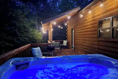 Image de Log Cabin de luxe à la forêt enchantée Resort (Shady Oak)