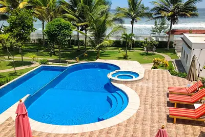 Image de Front de mer, grande piscine, piscine pour la nage en longueur, jacuzzi, espace barbecue, jardins spectaculaires