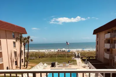 Image de Vue sur l'océan, la plage et la piscine sur Cocoa Beach! 3e étage - 3b 2Ba