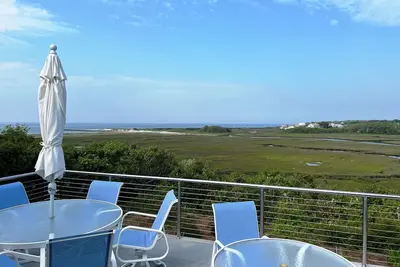 Image de Absolument magnifique vue sur l'eau du bruit Nantucket et juste 1/10 d'un mile à la plage Association Deeded!