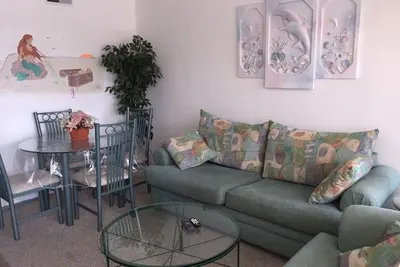 Image de Adorable, abordable et disponible 1 grande chambre 6 couchages, 2 salles de bains!