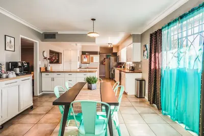 Image de Central Tucson Charmer récemment rénové toute la maison avec piscine!