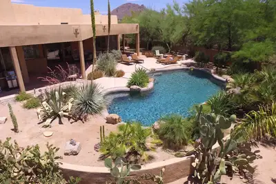 Image de Très privé contemporain Adobe North Scottsdale Oasis, à Golf Central