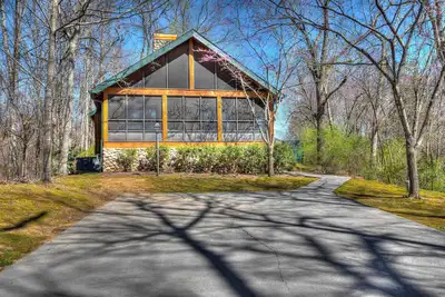 Image de Lodge à feuilles rouges. Votre chez-soi dans les Smokies