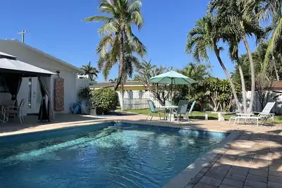 Image de Paradis des amoureux de la piscine privée chauffée - promenade à la plage et au centre ville