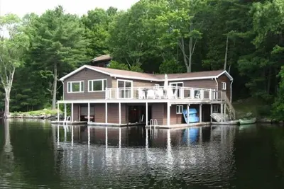 Image de Belle Muskoka Lac Boathouse / Cottage Port Carling / Bala: La plupart de l'automne Ouvert!