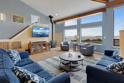 Image de Maison moderne avec vue magnifique sur la baie et bain Ă remous - Ă quelques pas de la plage!